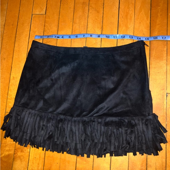 frilly mini skirt - Picture 6 of 6